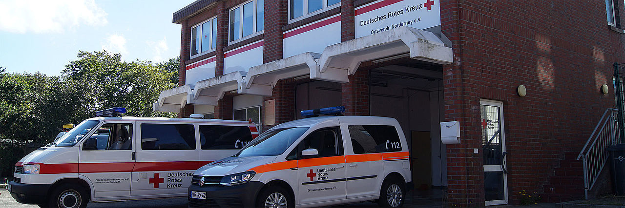 Einsatzfahrzeuge vor dem Dienstgebäude Einsatzfahrzeuge vor dem Dienstgebäude