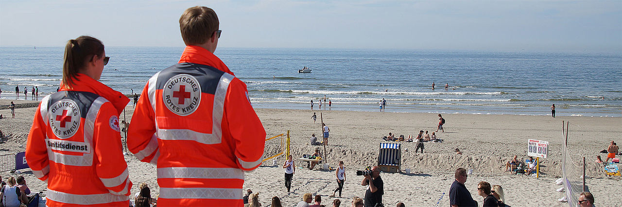 Zwei Sanitäter am Strand Zwei Sanitäter am Strand