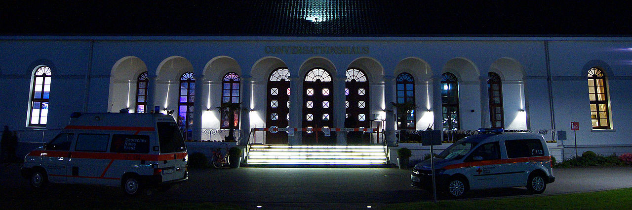 Fahrzeuge vor dem Conversationshaus Fahrzeuge vor dem Conversationshaus